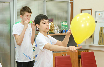 Отработка навыков контроля тела с помощью воздушных шариков