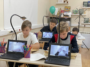 Ученики выполняют графокоррекцию на устройстве графовизор